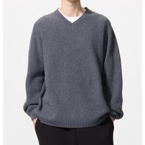 Uniqlo 3D Souffle Yarn V-Neck Sweater in Dark Gray